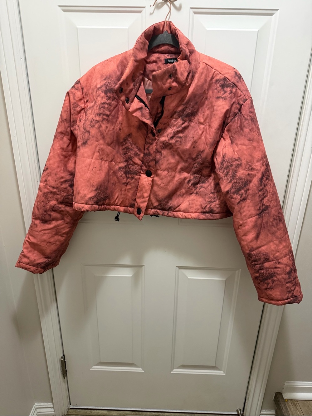 Boohoo Cropped Puffer Jacket in Rust Tie-Dye Wash